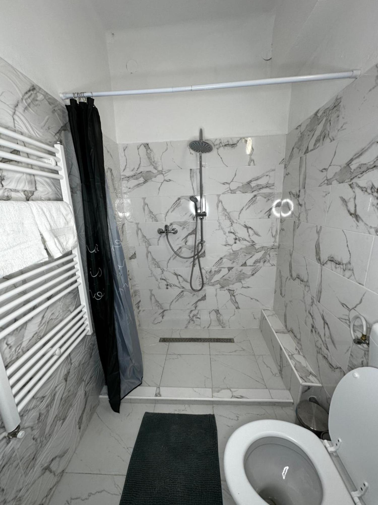 Airport17 B&B Vecses Luaran gambar